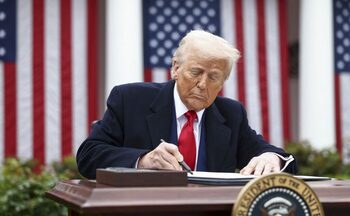 2.0 vs 1.0. Trump își rescrie propriul trecut politic. Mai periculos sau mai eficient?