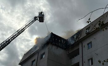 Incendiu la mansarda unui bloc din Constanța: Un bărbat a fost dus în stare gravă la spital (Video)