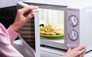 Metoda corectă prin care se încălzesc alimentele la cuptorul cu microunde, conform specialiştilor