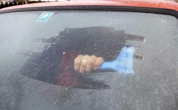 Parbrizul mașinii îți îngheață pe dinăuntru: ce funcționează cu adevărat și ce trebuie neapărat evitat