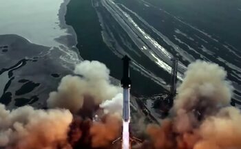 VIDEO Starship reușește în sfârșit să zboare: racheta uriașă a SpaceX a trecut testul după mai multe explozii eșuate