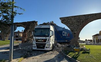 Un șofer român de TIR a distrus un monument din Spania, vechi de peste 240 de ani (Foto & Video)