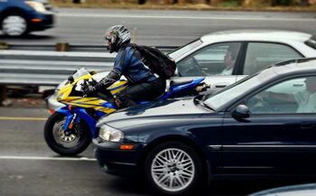 Motocicletele și scuterele ar putea merge pe banda specială pentru autobuze