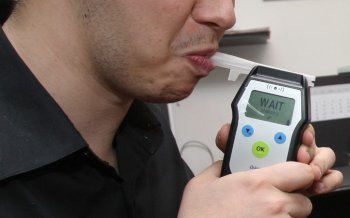 Cum a ajuns un bihorean din martor la accident, inculpat pentru că a condus băut. A fost descoperit abia la audieri