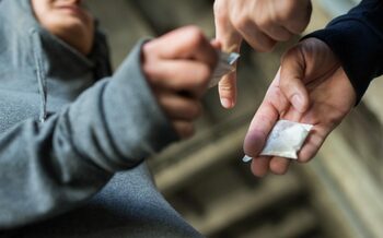 Șase persoane reținute în București pentru trafic de droguri și constituirea unui grup infracțional