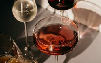 (P) Arome și tradiție: ce trebuie să știi despre coniac și whisky