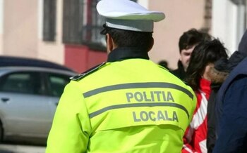 Un sofer a trecut intenționat cu roata peste piciorul unui polițist local, după ce a staționat ilegal cu mașina pe (…)