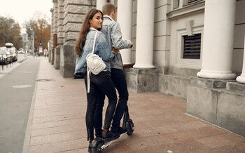 RCA-ul pentru trotinete și biciclete electrice stârnește dezbateri aprinse: „Hai să mai punem niște bețe în cele (…)