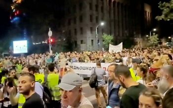 Mii de sârbi au ieșit în stradă împotriva lui Vucic: cer scrutin anticipat. Poliția i-a împrăștiat cu gaze (…)