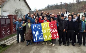 Într-un sat din România, clopotele au răsunat ca după o victorie pe câmpul de bătălie. După 20 de ani de procese, (…)