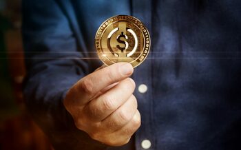 Oficial BCE: Monedele digitale susținute de dolarul american amenință autonomia monetară a Europei