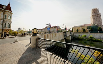 Lucrări de curățare a balustradelor Podului Sfântul Ladislau. Circulația pietonală, restricționată temporar