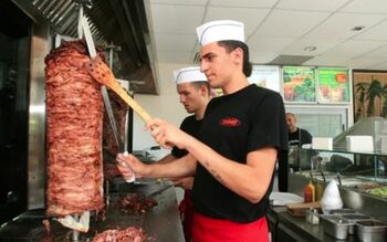 Cât costă o shaorma în iulie 2025: „Ca să îţi permiţi, faci un drum până la Nuţu Cămătaru!”