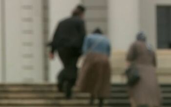Gestul revoltător al unui preot! Ce făcea, de fapt, când nu slujea