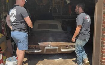 O mașină parcată într-un garaj timp de 53 de ani a fost scoasă și spălată. Cum arată, de fapt, automobilul