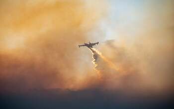 Incendiu puternic pe insula Thassos, multe zone nu au curent