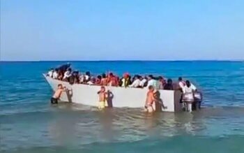 VIDEO din Grecia: localnici par să împingă o barcă cu refugiați înapoi în larg