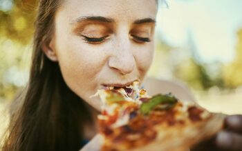 Dieta celebră care protejează nu doar inima, ci și vindecă gingiile dureroase
