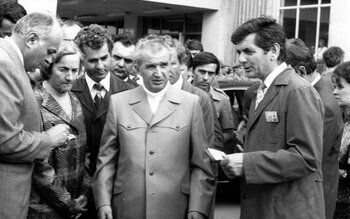 România lui Ceaușescu îi uluia pe occidentali: „Stau la cozi pentru gheare și aripi. Nimeni nu pare să știe unde e (…)