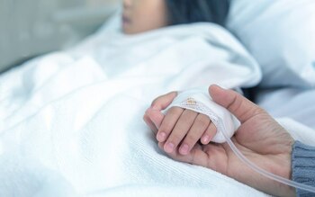 Fetiță de 6 ani din Constanţa, transportată cu elicopterul SMURD la spital, după ce părinţii au tratat-o cu o (…)
