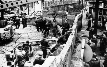 13 august: 64 de ani de când a început ridicarea zidului care a divizat Berlinul