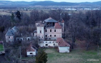 Fostele moșii ale grofilor, de la lux la dezastru. Două castele învecinate, în pragul ruinării, al treilea salvat (…)