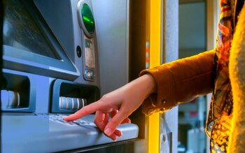 Un bărbat din Tulcea a uitat 7.500 de lei într-un bancomat. Ulterior, o femeie a găsit toți banii. Ce a făcut cu ei