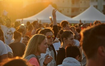 Festivalurile de noapte stârnesc scandal între români: „Dacă vrei liniște, caută o pădure”