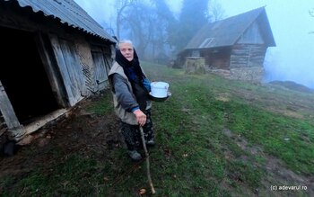 Drumul regelui, construit în Munții Zarandului. Viața în satele arhaice, unde asfaltul ajunge pentru prima dată