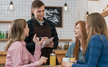 Tinerii sunt optimiști legat de bani, deși nu reușesc să pună ceva deoparte