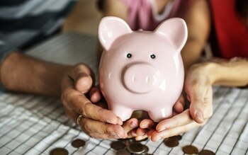 Cum investești corect când totul se scumpește