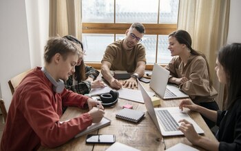 Generația Z în fața provocărilor pieței muncii. „Puțini se așteaptă la 7.000 de lei, din prima. Dar măcar un 5.000, (…)