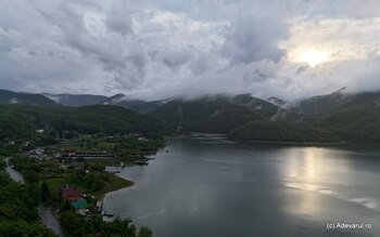 Lacul superb din vestul României ocolit de români. Locul unde s-au născut legende cu OZN-uri, monștri și blesteme