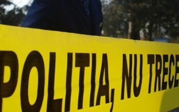 Un bărbat şi-a omorât tatăl cu burghiul. Victima se baricadase în baie de teama fiului violent