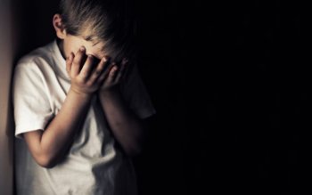 Caz șocant în Capitală: un adolescent ar fi fost bătut cu „ciocanul de șnițele și făcălețul” de mama vitregă. „Se (…)