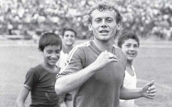 21 octombrie: S-a stins din viață fotbalistul Ilie Balaci, supranumit „Minunea blondă”