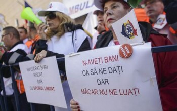 Revolta bugetarilor față de tăierea sporurilor ia amploare. Sindicatele au întocmit o celulă de criză