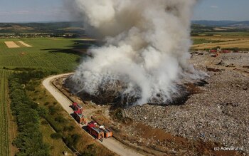 Nori de fum și cenușă peste mai multe localități, după un incendiu puternic la o groapă de gunoi din Hunedoara. (…)