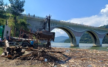 Hidroelectrica de la Bicaz a început degajarea deşeurilor acumulate în urma ploilor abundente