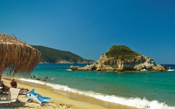Scandal pe plajele din Grecia: Valurile fac prăpăd printre turiști! O familie distrusă în câteva secunde