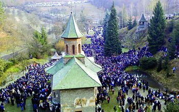 Peste 15.000 de credincioși s-au închinat Sfântului Arsenie de la Mănăstirea Prislop