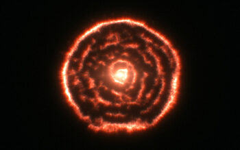 Ce s-a întâmplat cu o stea gigantă roșie după ce „a înghițit” o planetă?