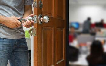 Obligatoriu pentru locatarii care vor să își schimbe ușa de la apartament! Când este nevoie de autorizație!