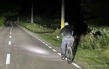 El este starețul care a mers pe bicicletă sute de kilometri pentru a sluji la picioarele Sfinților Cleopa și Paisie