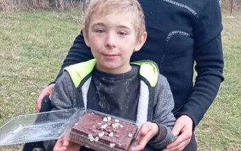 Băiat de şapte ani, dat dispărut de familie. A plecat într-o pădure din Bicaz-Chei şi nu s-a mai întors