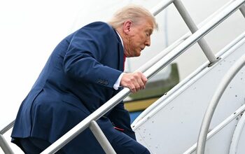 Popularitatea lui Trump se prăbușește în sondaje. Americanii dezamăgiți de scandalul Epstein și de politicile incoerente