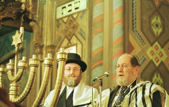 Un bărbat din Australia a incendiat ușa unei sinagogi în timp ce câțiva pelerini se aflau înăuntru. Magistrații au (…)