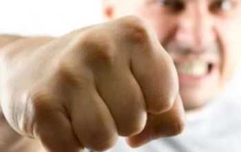 Orădeanul care l-a băgat în spital pe paznicul unui magazin, eliberat din arest și pus la muncă în folosul comunității