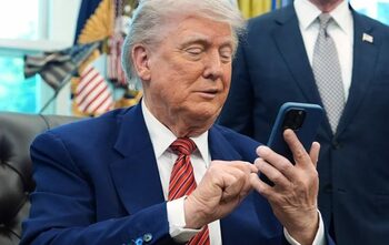 Telefonul T1 „patriotic” lansat de Donald Trump este de fapt în imagine un Samsung Galaxy S25 Ultra photoshopat