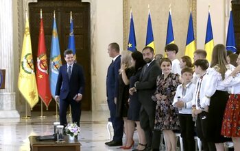 Nicușor Dan îi sfătuiește pe tineri să nu plece din țară după liceu. „Primii ani de studii te leagă afectiv de România”